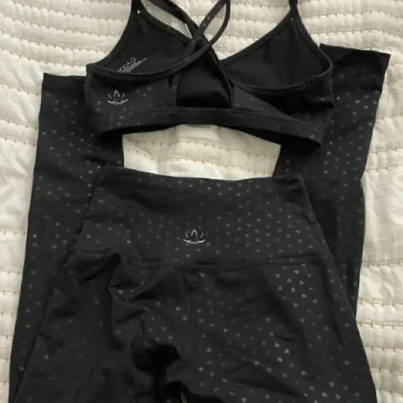 BEYOND YOGA FOIL HEART PRINT Leggings Sports Bra Matching Set size XS / S NEW - Picture 6 of 8